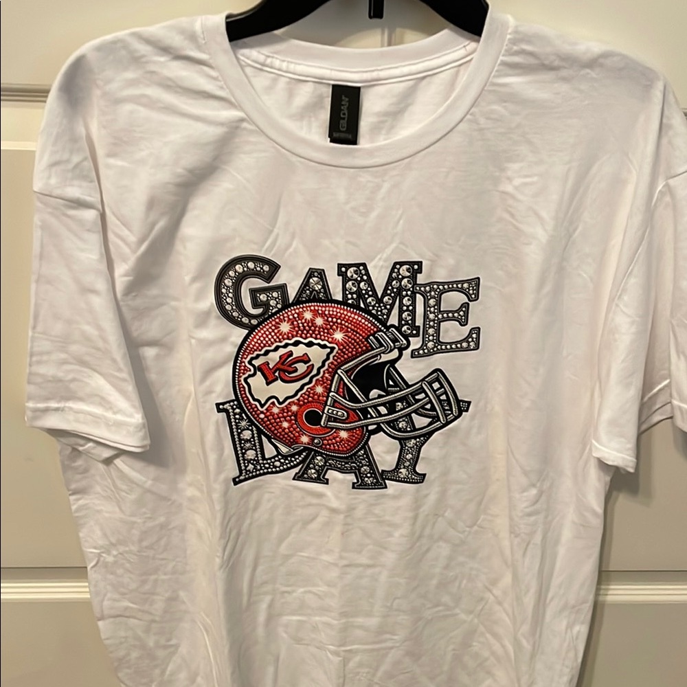 KC Chiefs game day tee.  NWT Gildan White Top Short Sleeve
